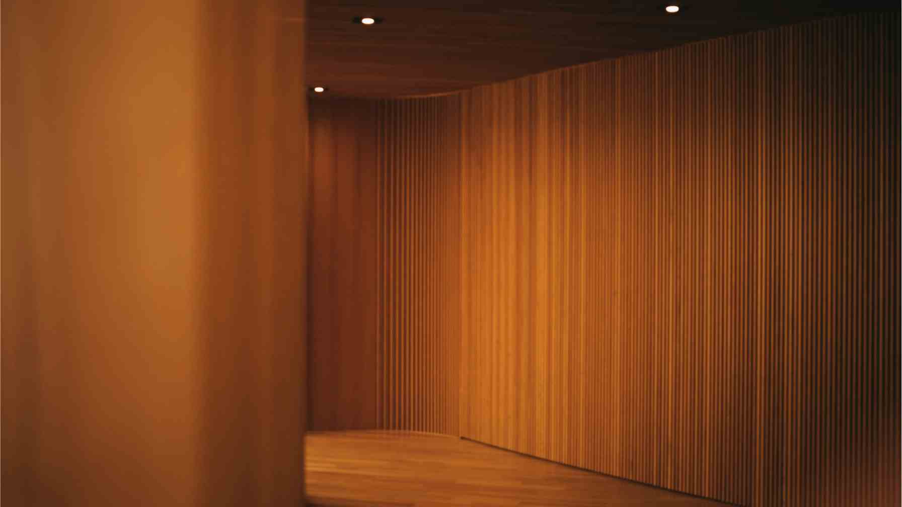 Espacio interior con acabados de madera Hausâl